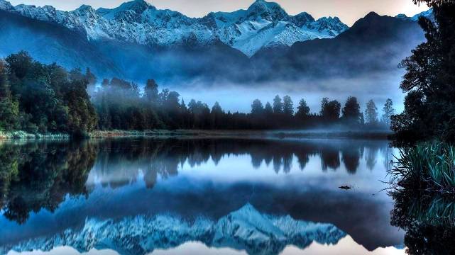 Голубое озеро и туман