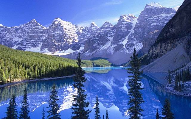 Горы и голубое озеро