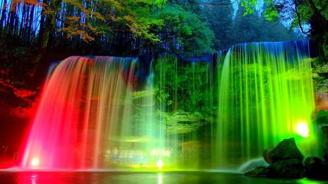 Яркий водопад