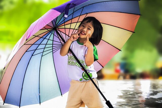 Маленькая девочка под зонтиком